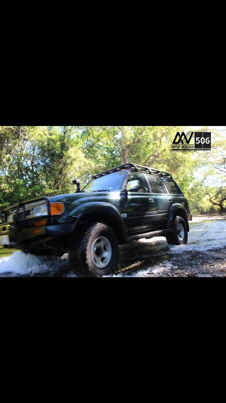 4x4 cruzando agua